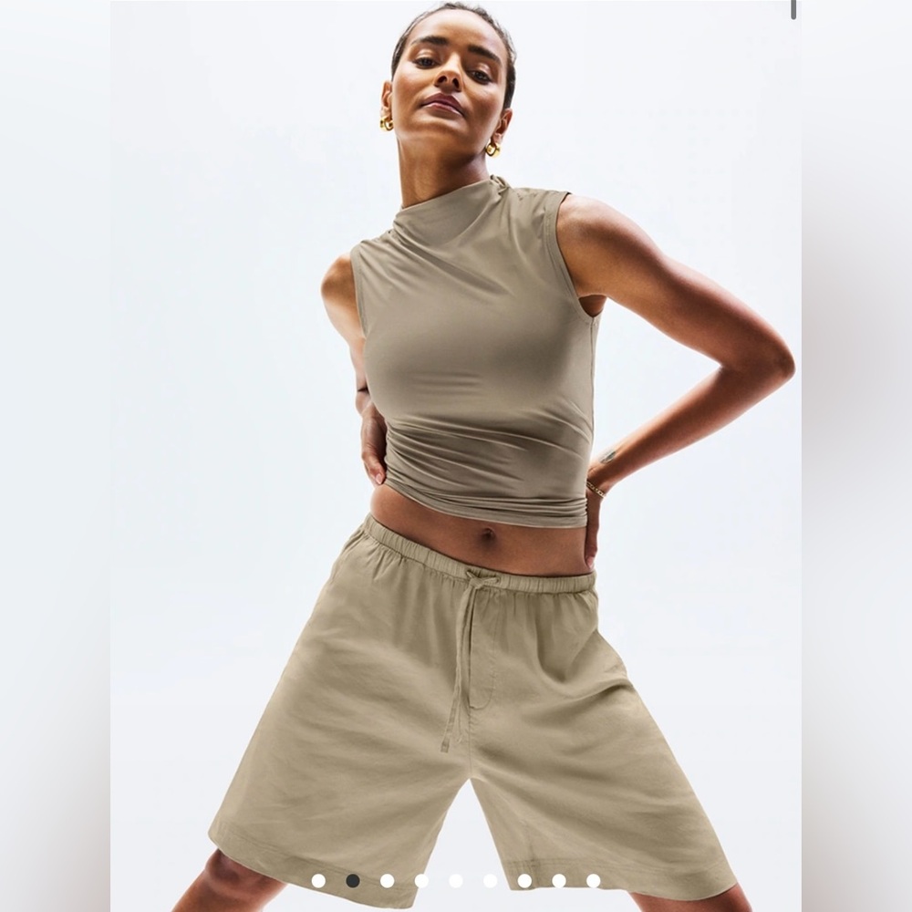LIKE NEW Athleta L Paradise Mid Rise 8" Bermuda Short